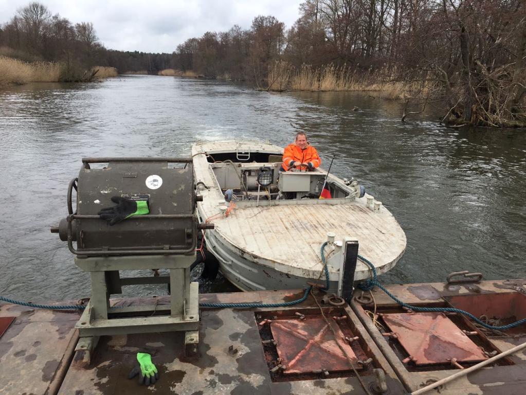 Pontons werden mit einem Schubboot geschoben